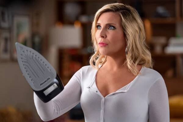 Grace a Frankie - Mýval - Z filmu - June Diane Raphael