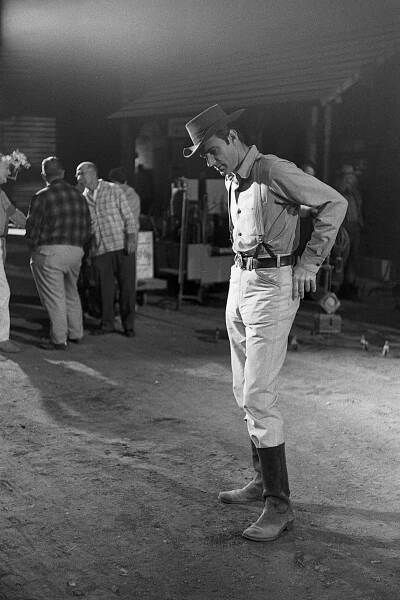 GUNSMOKE, Dennis Weaver, on set, (November 5, 1963), 1955-1975.