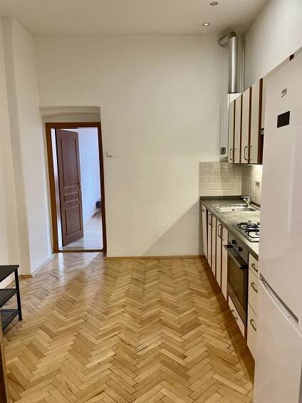 Pronájem bytu 2+1 (3kk) + pavlač, 80 m2, 3. patro, ul. Školská, Praha 1 - Connect reality