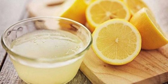 Citronová šťáva v talíř a půl citrony