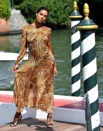 Modelka Tina Kunakey pózuje fotografom na...