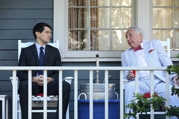 Trial & Error - Unusual Suspect - Z filmu - Nicholas D'Agosto, Bob Gunton
