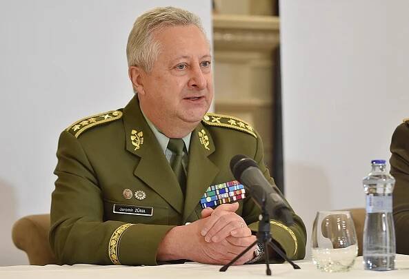 „Zemanův“ generál míří do Číny. Prezidentova kandidáta na šéfa české armády čeká nový úkol