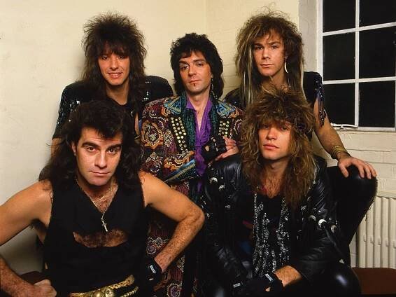Zemřel baskytarista a zakládající člen kapely Bon Jovi Alex John Such (uprostřed),