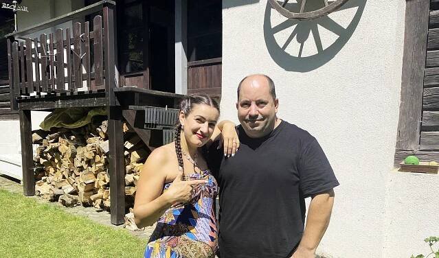 Těhotenské bříško ukázala v plavkách: Drobná zpěvačka s italskými kořeny prozradila pohlaví očekávaného miminka