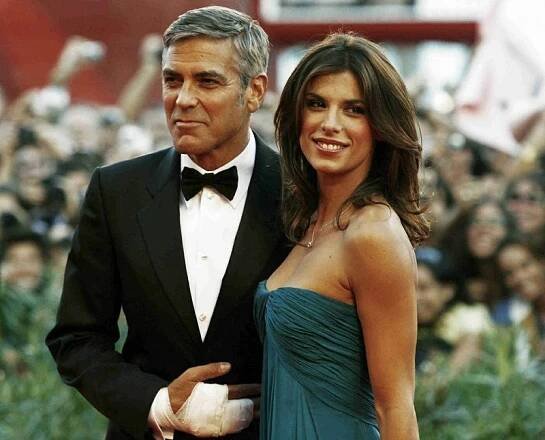 Božská podívaná: Svůdná Italka Elisabetta Canalis dovádí u moře