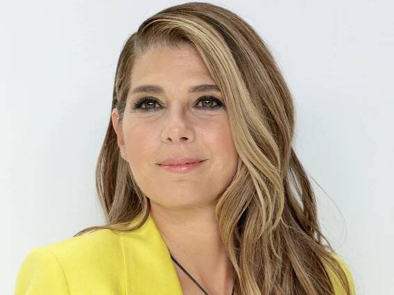 Marisa Tomei Matched Her Eyeliner to Her Bold, Blue Necklace — See Photos