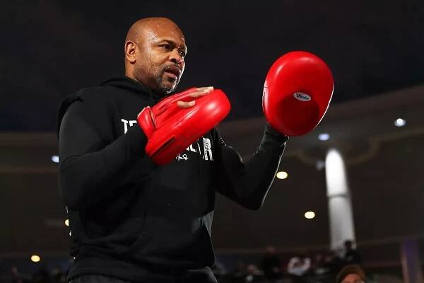 Roy Jones Jr has offered to train a UFC star ahead of their huge world title fight