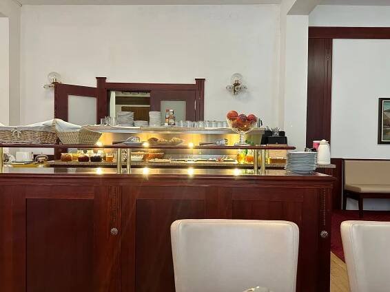 GRANDHOTEL GARNI - Prices & Hotel Reviews (Jihlava, Czech Republic)
