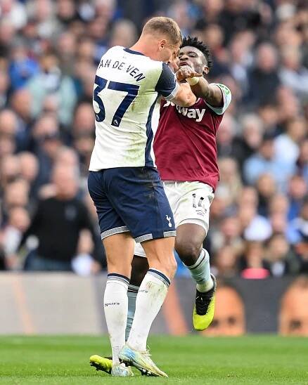 West Ham United's Mohammed Kudus receives a red card for violent conduct.