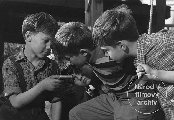 Zpívající pudřenka - Národní filmový archiv