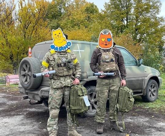 Vyrábí nabíječky pro armádu z Elf barů. Jedna zachránila i život, tvrdí dobrovolníci z Ukrajiny | Galerie 1/21 | REFRESHER.cz