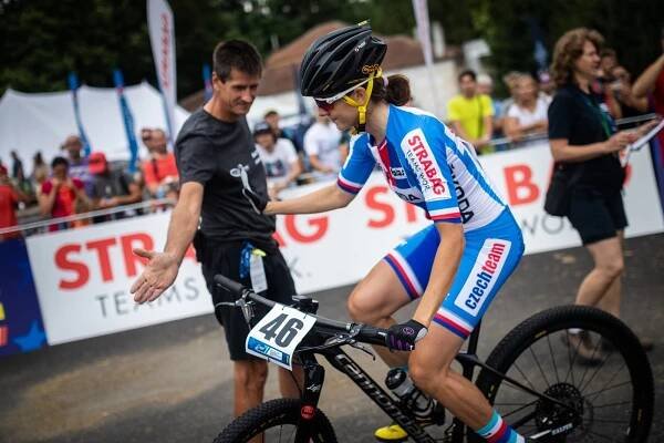 Jitká Čábelická se zdraví v cíli závodu s reprezentačním trenérem Viktorem Zapletalem. Foto: Michal Červený