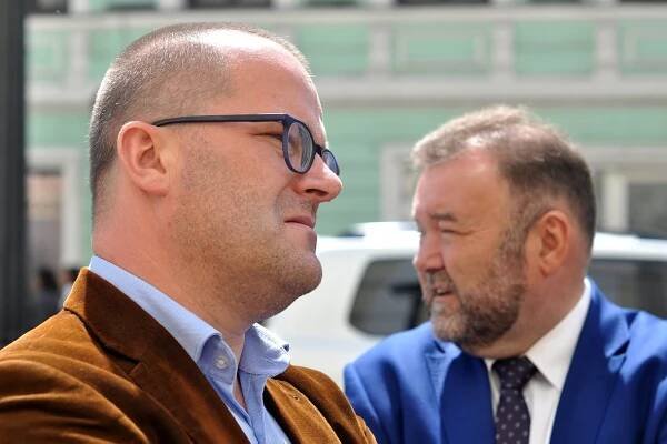 Poslední adresa | Jedno jméno, jeden život, jedna tabulka
