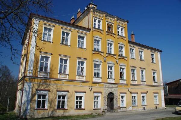 Zámek v Třemešku vznikl v 16. století. Stavitelé dodnes... | Regiony