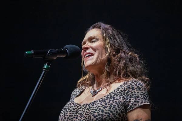 Divoženka Beth Hart uhranula pražské O2 universum - musicserver.cz