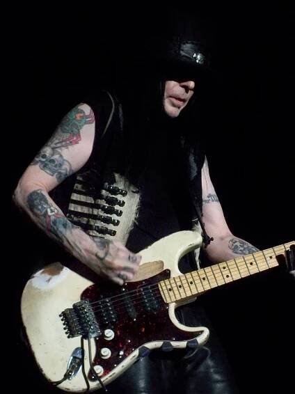 Soubor:Mick Mars - Erie, PA.jpg – Wikipedie
