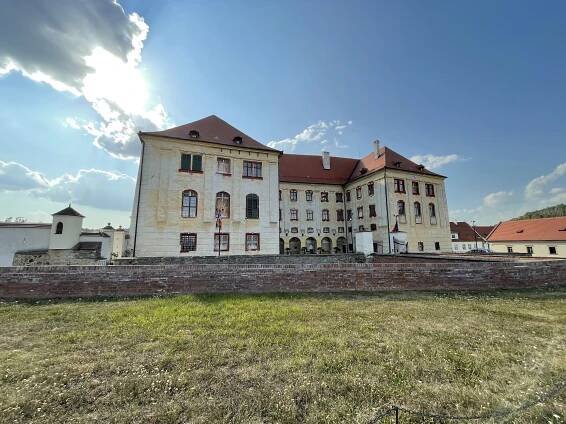 České korunovační klenoty budou vystaveny na zámku Kunštát - ÚPS Kroměříž