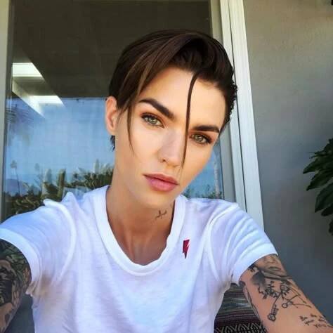 Ruby Rose Hair Pixie, Ruby Rose Long Hair, Natural Ruby Rose Cut, Ruby Rose Model, Ruby Rose Turner Pink Hair, Ruby Rose Hair, Lesbian Haircut, Corte De Cabelo Masculino, Rose Hair