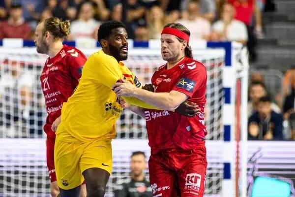 COLOGNE, NĚMECKO - 9. června 2024: Mikkel Hansen, Dika Mem Závěrečný zápas TruckScout24 EHF FINAL4 Aalborg Handbold vs Barca v Lanxess Areně — Stock obrázek
