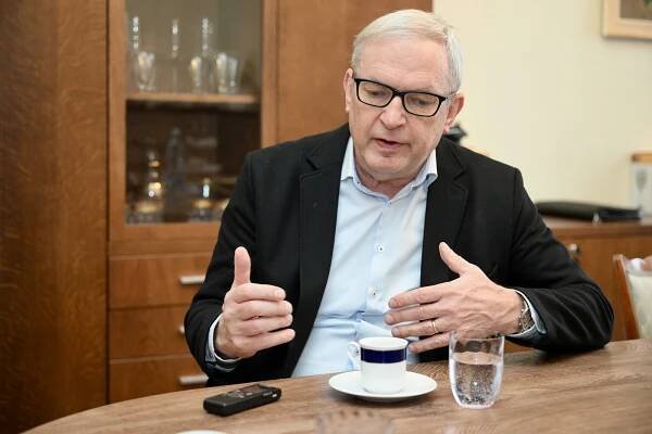 Senátor Smoljak: Je normální, že jsou politici se zpravodajstvím ČT nespokojeni