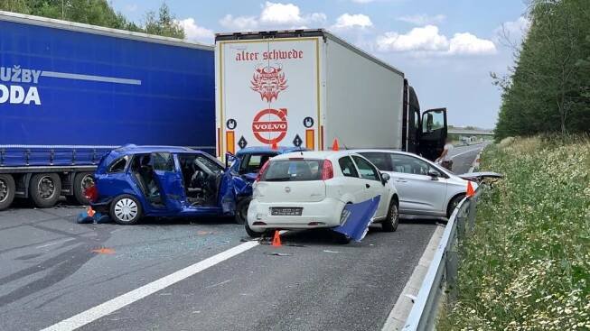 Hromadná nehoda na D6. Srazily se dva náklaďáky a čtyři auta