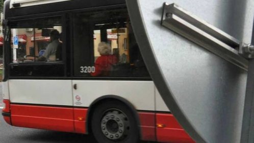 Jízdné v autobusech by mohlo pro seniory a žáky zlevnit