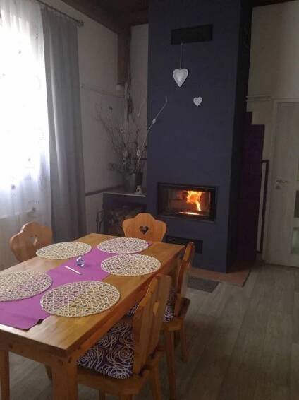 Apartmán levandulový - jídelní stůl u krbu