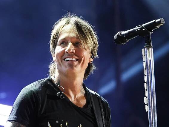 Keith Urban brings family on stage for children's first concert in must-see tour moment