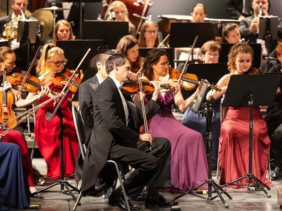 Jihočeská filharmonie zahájila sezonu. V čele se ženou. A zapojí i studenty