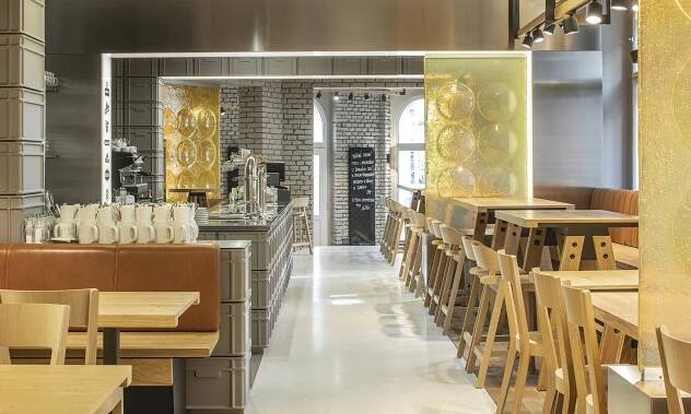 Na pražském Žižkově vyrostla restaurace Sou100 z šedých přepravek a zlatavého skla – DesignMag.cz