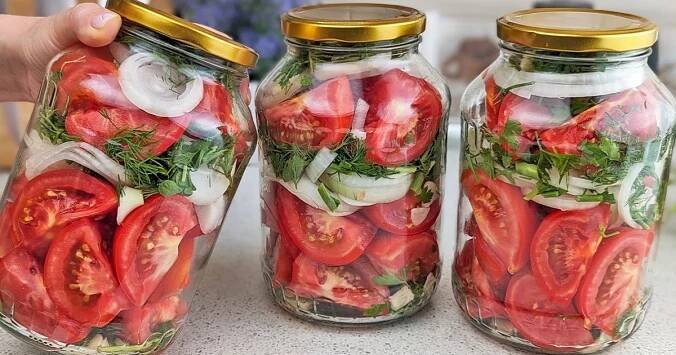 Extra rychlý recept na nakládaný rajčatový salát s česnekem má cenu zlata – i po 6 měsících chutnají jako čerstvě utržená