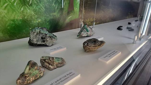 Vltavíny, granáty, smaragdy i opály. Jihočeské muzeum představuje vzácné kameny