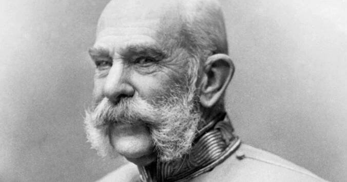 Císař František Josef I. při cestě do Budějovic nečekaně odbočil. Říká se, že potřeboval na záchod