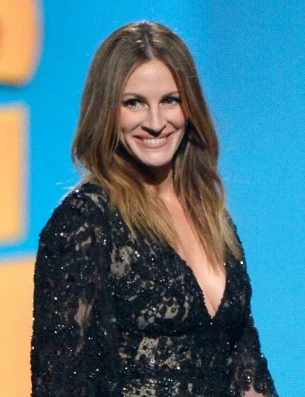 Julia Roberts předvedla v krátkých šatech své dokonalé nohy: A to má tři děti a padesátku na krku