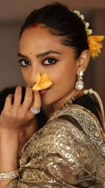 Sobhita Dhulipala Exudes Unmissable Elegance in a Stunning Saree Look