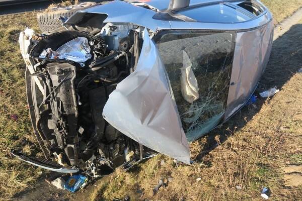 Na zledovatělé silnici u Velké Polomi se krátce po sobě staly dvě dopravní nehody