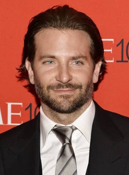 Bradley Cooper lásku už netají! Vášnivá líbačka s ruskou modelkou přímo na ulici