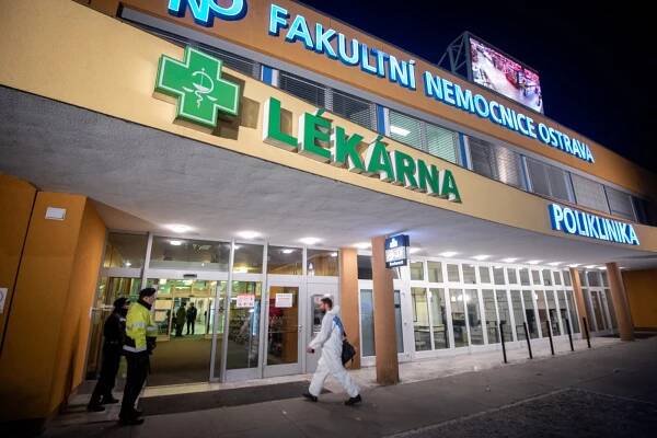 Houkání sirén připomnělo sedm obětí střelby v ostravské nemocnici