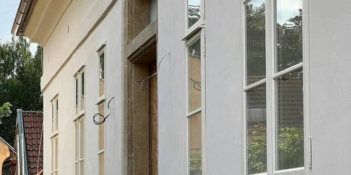 Letos na jaře herečka avizovala, že i když dům zvenku vypadá jako hotový, uvnitř tehdy chybělo téměř vše.