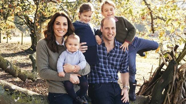 Zubící se William a Harryho záda. Britská královská rodina zveřejnila fotografie z vánočních přání - Novinky