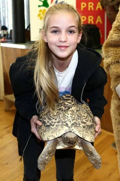 I takhle může dopadnout návštěva zoo: Dcera Lucie Zedníčkové se mazlila s želvou, která jí počurala kalhoty