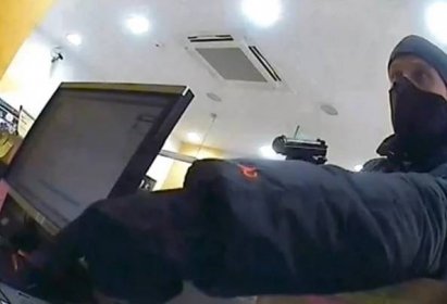 Kriminalisté pátrají po lupiči, který v Praze přepadl banku, při útěku musel vykopnout dveře