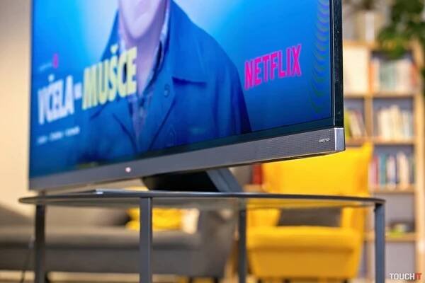 Integrovaný soundbar ONKYO v spodnej časti televízora C935