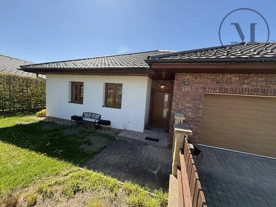 Nabízíme k dlouhodobému pronájmu jednopodlažní bungalov 4+kk s dvoj garáží a krásnou zahradou | Reality.iDNES.cz 
