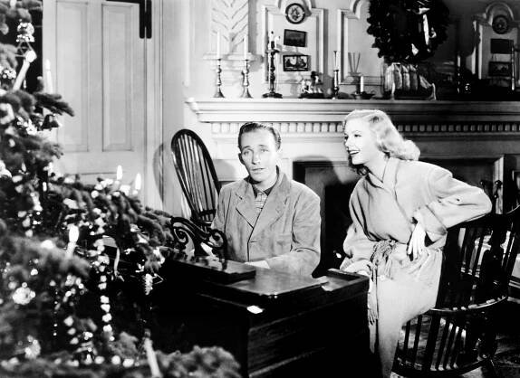 HOLIDAY INN, Bing Crosby, Marjorie Reynolds, 1942, performing 'White Christmas'