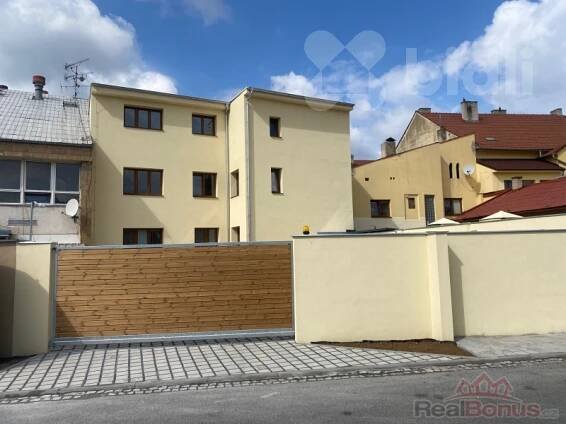 Pronájem bytu 1+kk v centru Vizovic - Pronájem bytu 1+kk 30 m², Masarykovo nám., Vizovice