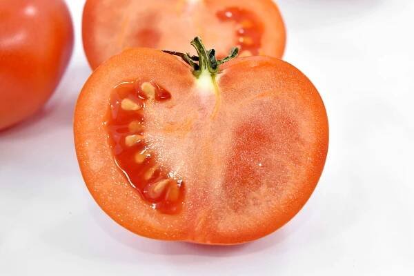 Bezplatný obrázek: průřez, čerstvý, polovina, červená, semeno, rajče, zelenina, mokrý, jídlo, vitamín