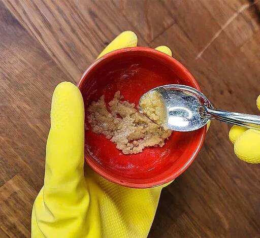 Pasta z kukuřičné mouky, kyselina boritá a olej proti mravencům