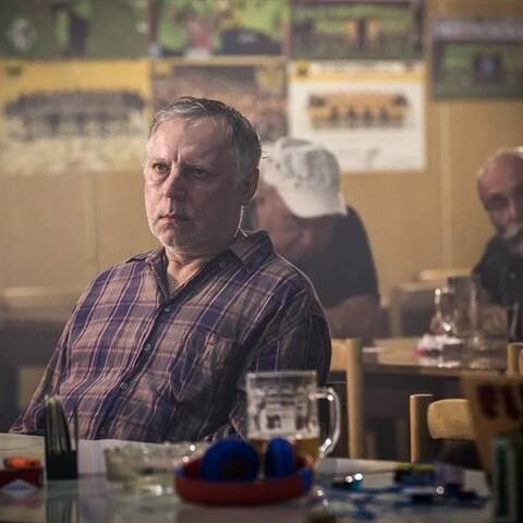 Cyril Drozda alias exkomunikovaný duchovní pastýř v komediálním seriálu Most! má rád své kumpány, pivo a po vodce má blbé kecy.